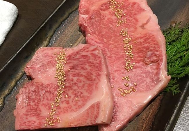 おすすめのお肉は、コノサーロインステーキですね、塩で食べると更に、おいしさが増します。