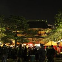 大晦日で賑わう増上寺境内から三解脱門方向