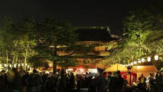 江戸時代の観光客はこの門に登って街を見物したそうで。なるほど大きいです。