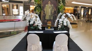 王様の写真が飾られていました