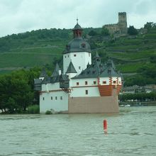 川に浮かぶ船の様です