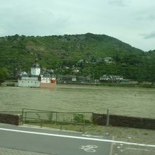 道路から見たお城です