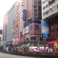 ネイザンロードを歩いているとブルーの看板が見えてきます。