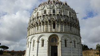 彫刻で彩られた円型の建物