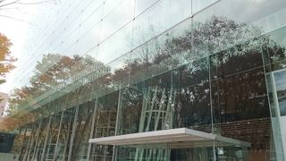 定禅寺通りにある目をひく建物