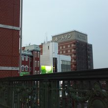 深谷駅デッキから見たルートイン。