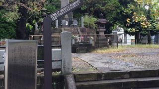 花が供えられています