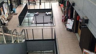 吹き抜けのビル