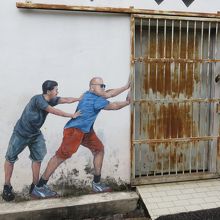 実物の鉄柵と絵画がマッチしてますよね