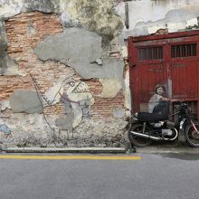 バイクと扉が本物、ドライバーと怪獣と子供は絵ですよ