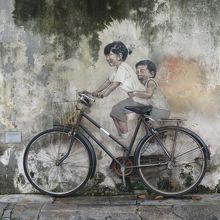 自転車のみ本物、足が届かない子供、後ろの子供、楽しそう