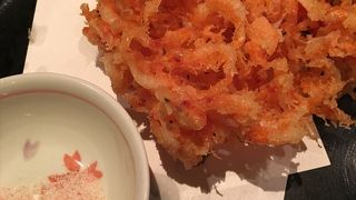 生サクラエビのかきあげがおすすめです。生さくらえびをふんだんに使っているのでさくさく感の中で、おいしく食べる事ができます。その他に新鮮な魚も食べれます。