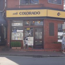 店の色遣いだけでも昭和っぽい