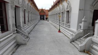 白くて美しいお寺