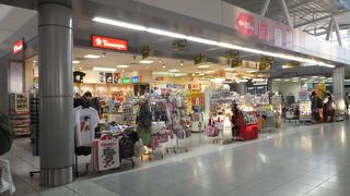 デパートの雰囲気はないですがバラエティ豊か。