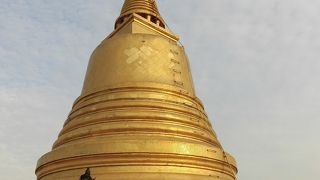 黄金の丘の上にある黄金の仏塔が有名