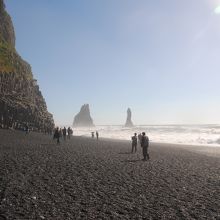 海から６６ｍの溶岩柱が伸びています。