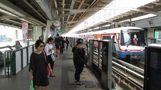 服喪中のオンヌット駅