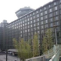 前の道路の歩道橋から撮影しました。