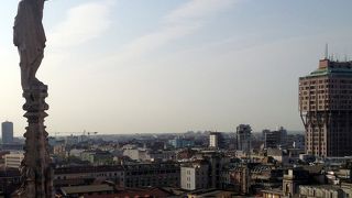 ミラノ大聖堂の屋上から見えます