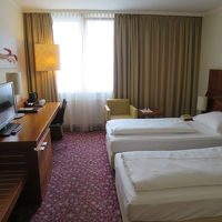 バスルームはバスタブ付きで、部屋にはミニバーもありました