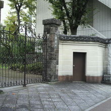 幡随院長兵衛の墓の碑は、源空寺の門の北側に立てられています。