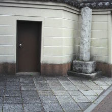 幡随院長兵衛の碑は、源空寺の壁の傍にあり、裏が良く見えません