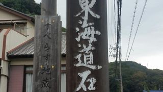 歩きにくい石畳です。