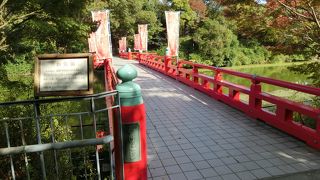 河底池に架かる橋