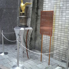 上野公園の入口横に立てられている誹風柳多留発祥の地記念碑です