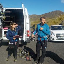 ここでアイゼンとピッケルを借ります。