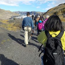 ハーネスを着けてピッケルとアイゼンを持って氷河に向かいます