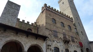 中庭は美術館でフレスコ画が飾られています