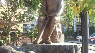 日本に野球を持ち込んだ子規の像