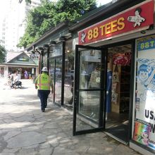 向こうに丸亀製麺が見えます