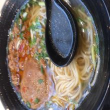 ホットミールのラーメンは、トッピングをセルフで入れます。