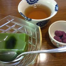 紫芋のパウダーをまぶしたクルミのお菓子と抹茶ゼリー