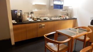 狭くて薄暗いラウンジ