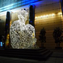 高層ビル群の足元には現代彫刻が・・・・