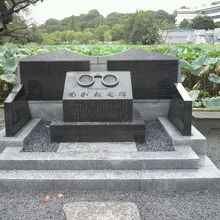 めがねの碑は、白色と黒色の大理石に囲まれた方形の石碑です。