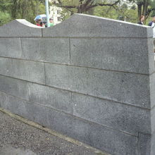 不忍池のめがねの碑の裏面です。裏面は、すっきりしています。