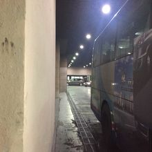 この写真奥が航站楼の地下鉄側入口です