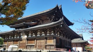 荘厳な東寺の本堂
