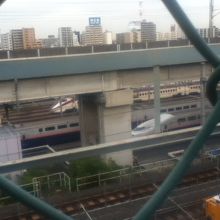 車両センター南西側に停車中の新幹線車両（北側高台からのぞむ）