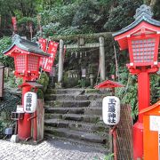 滝に囲まれた小さな神社