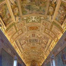 地図の間の天井画も見逃せません