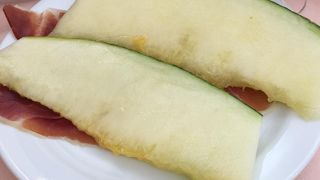 お手頃価格で生ハムメロンとパエリア。