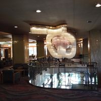 フロント前のロビー。左手にお土産ショップ。