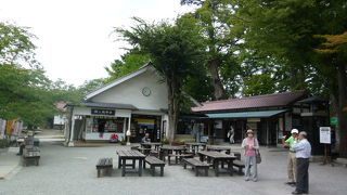 屋外のベンチで休憩します