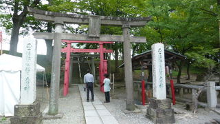 麦わら笠をかぶった狛狐が可愛いー